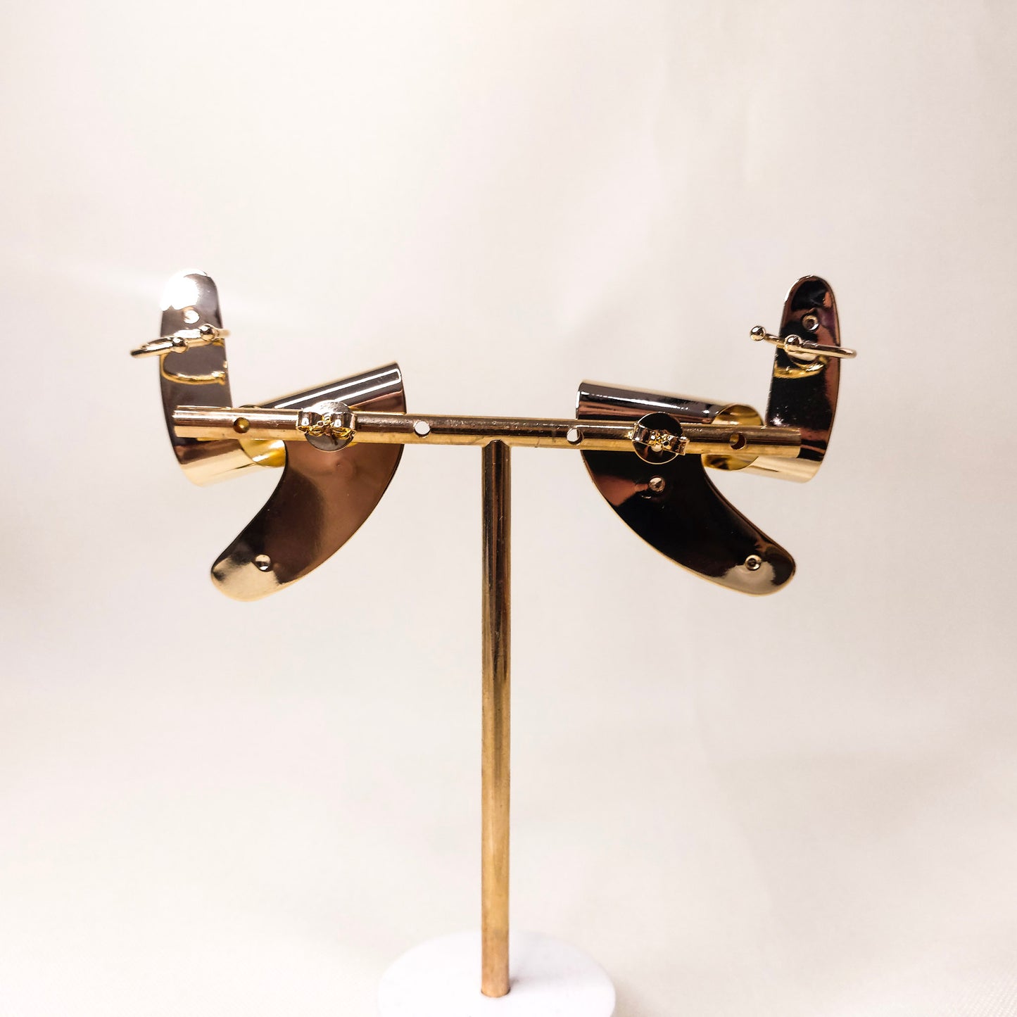 Brinco dourado com pérola zigzag
