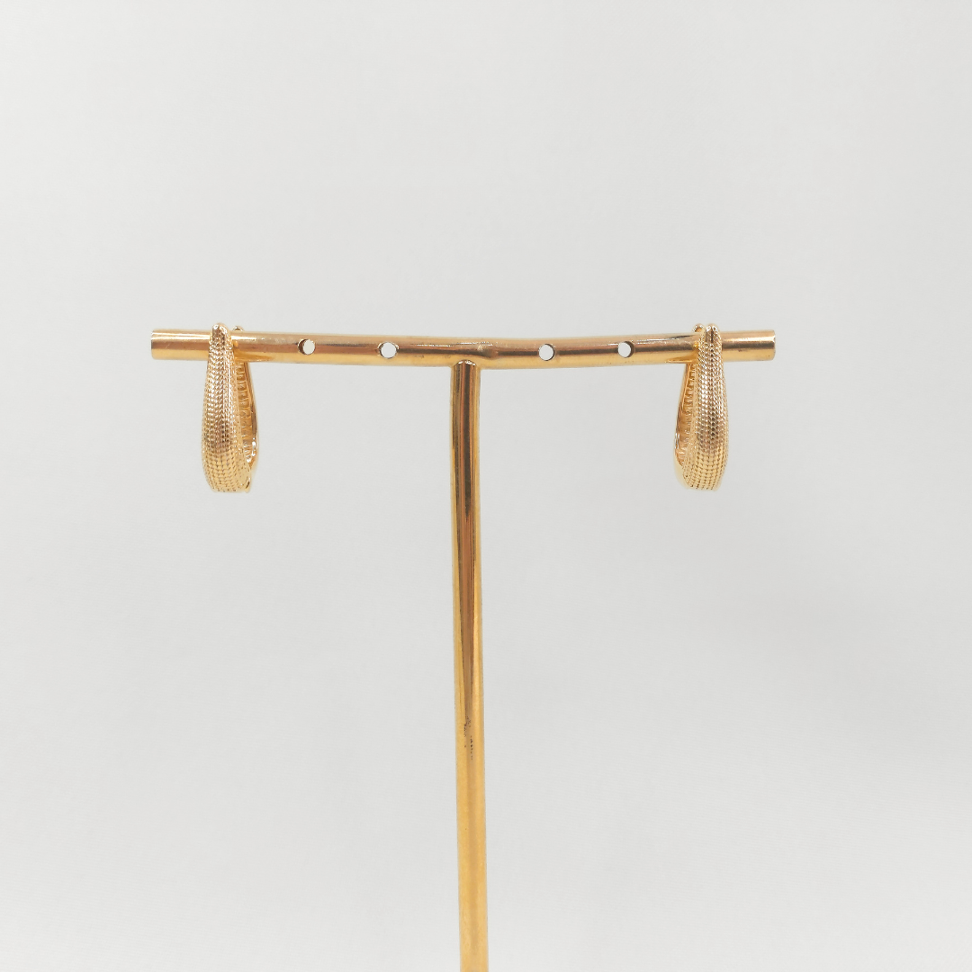 Brinco gota dourado pequeno com texturas