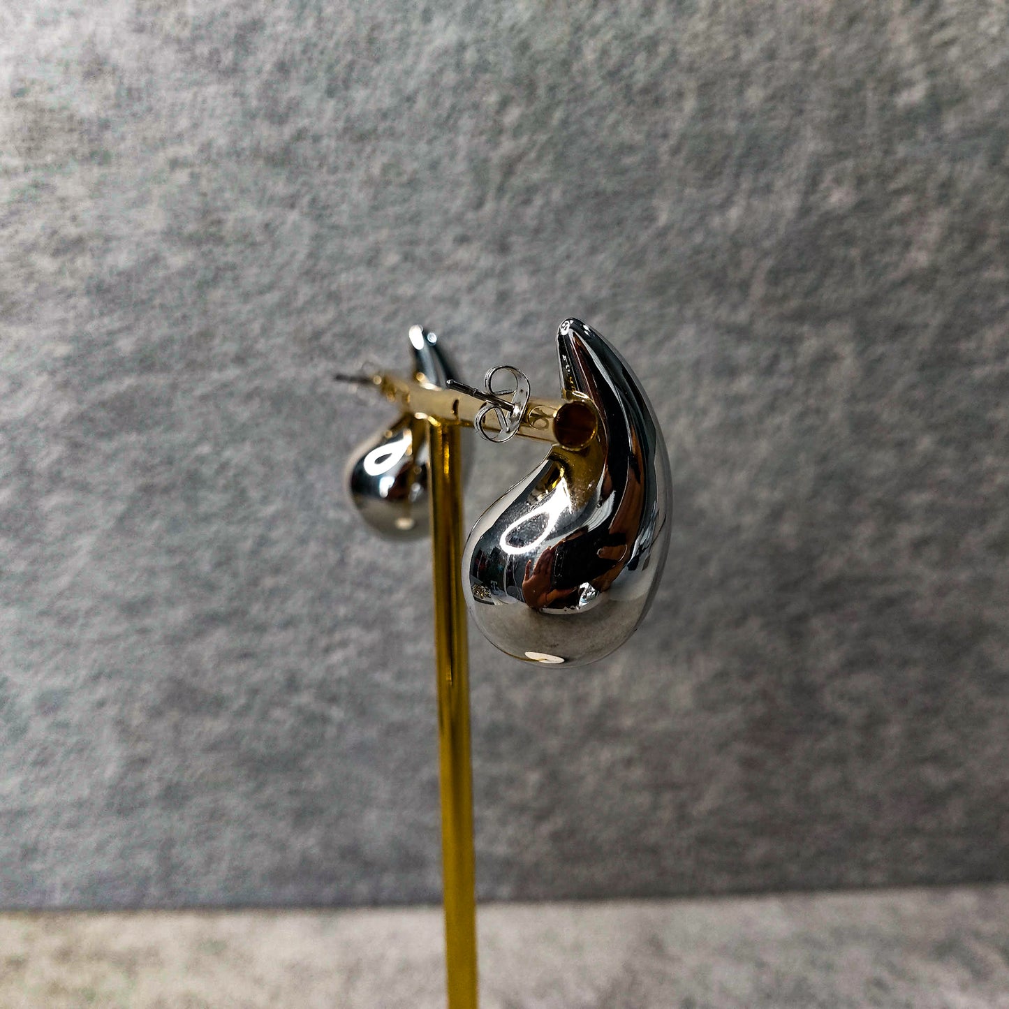 Brinco gota prata média