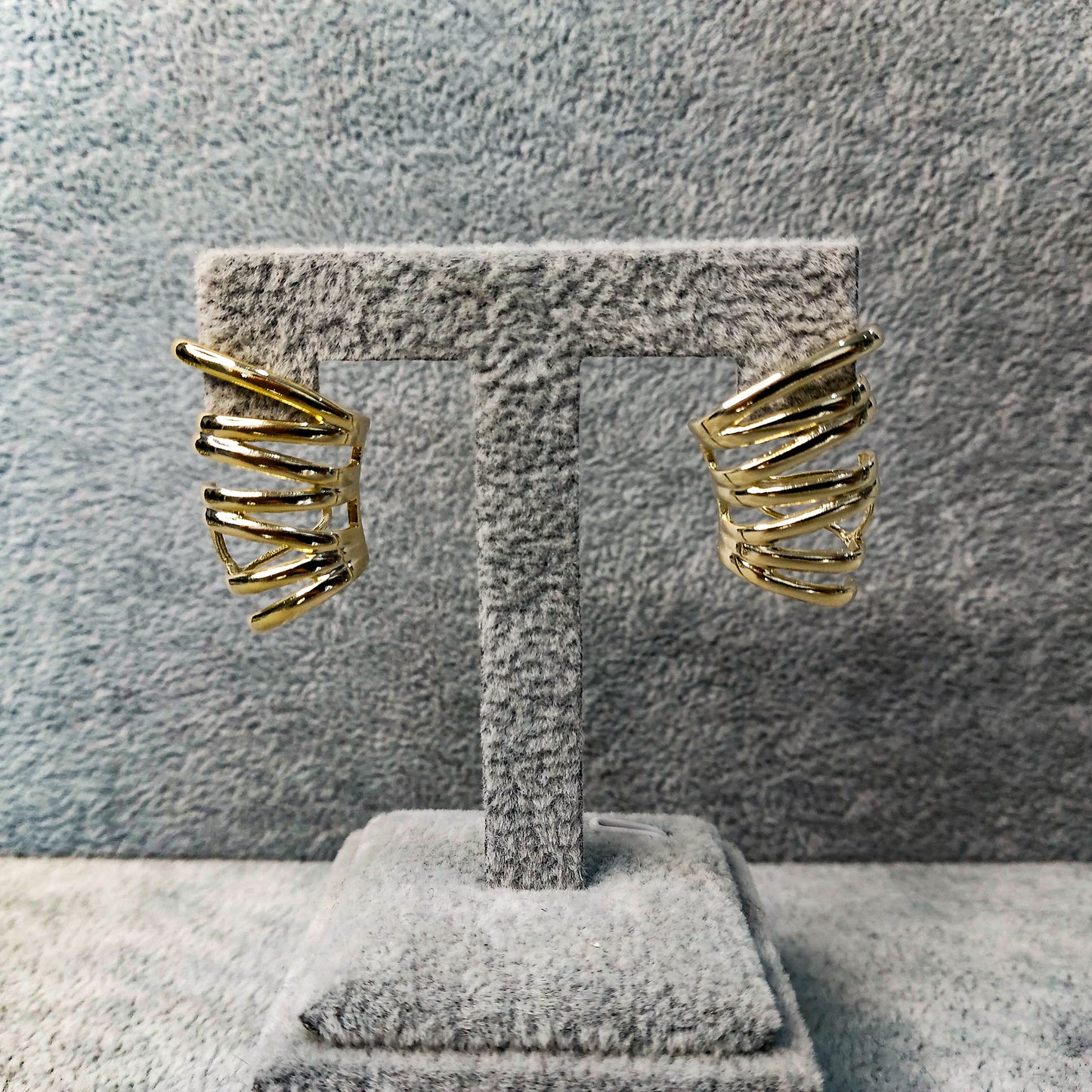 Brinco dourado ear cuff mola