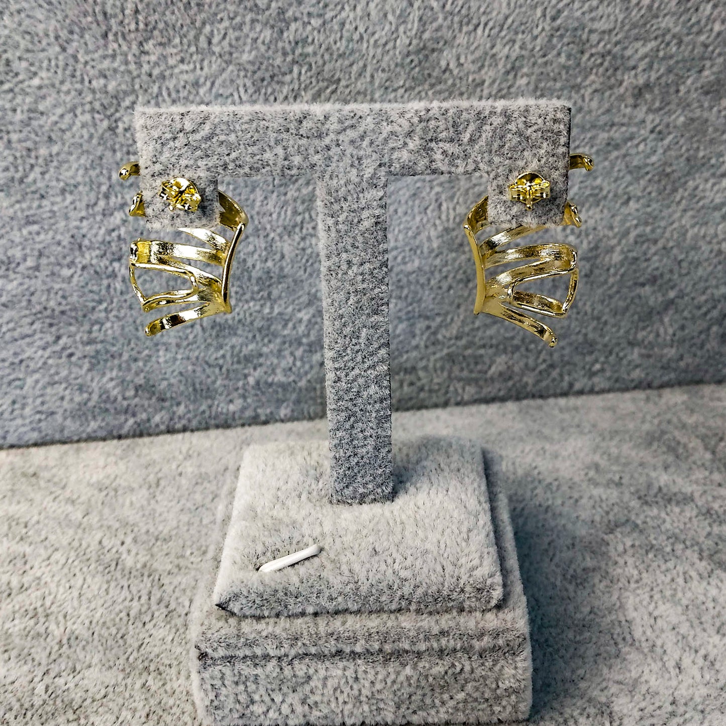 Brinco dourado ear cuff mola