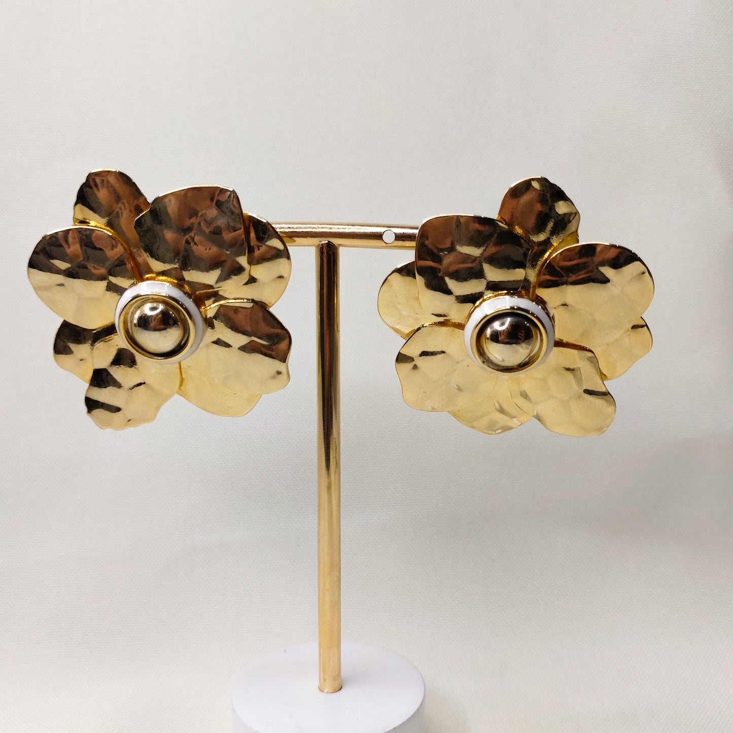 Brinco flor dourado com detalhe branco