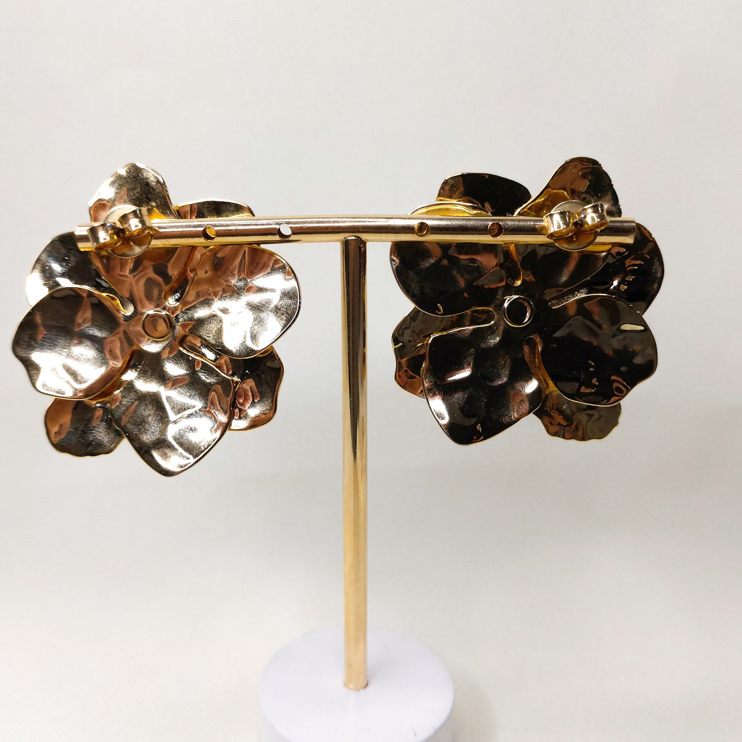 Brinco flor dourado com detalhe branco