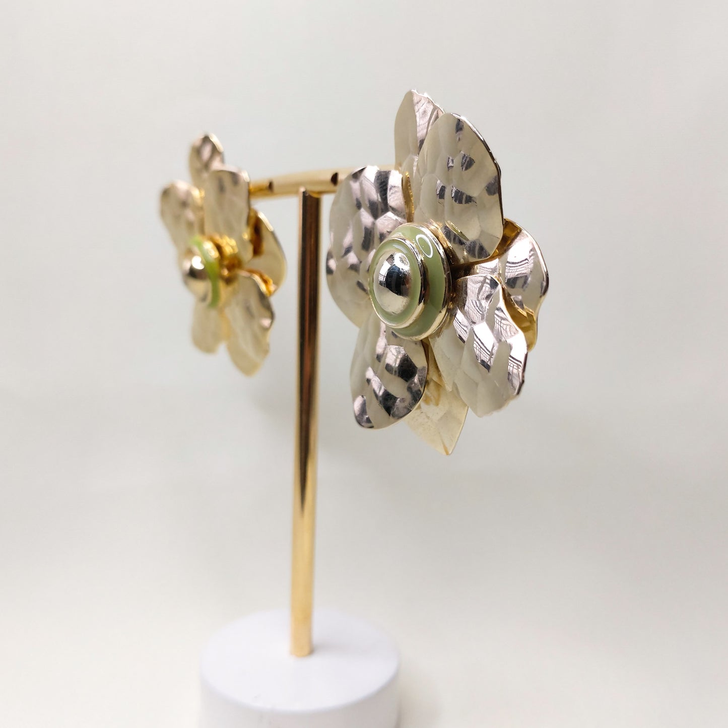 Brinco flor dourado detalhe verde central