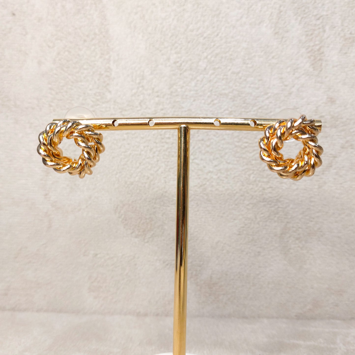 Brinco pequeno dourado fios torcidos