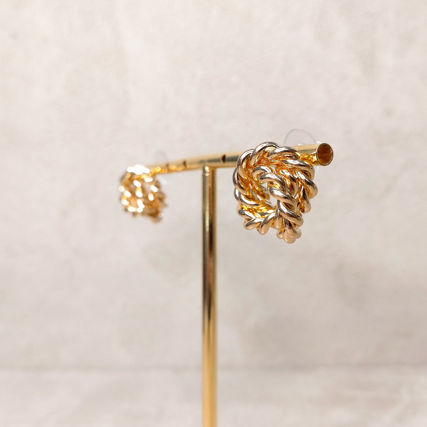 Brinco pequeno dourado fios torcidos