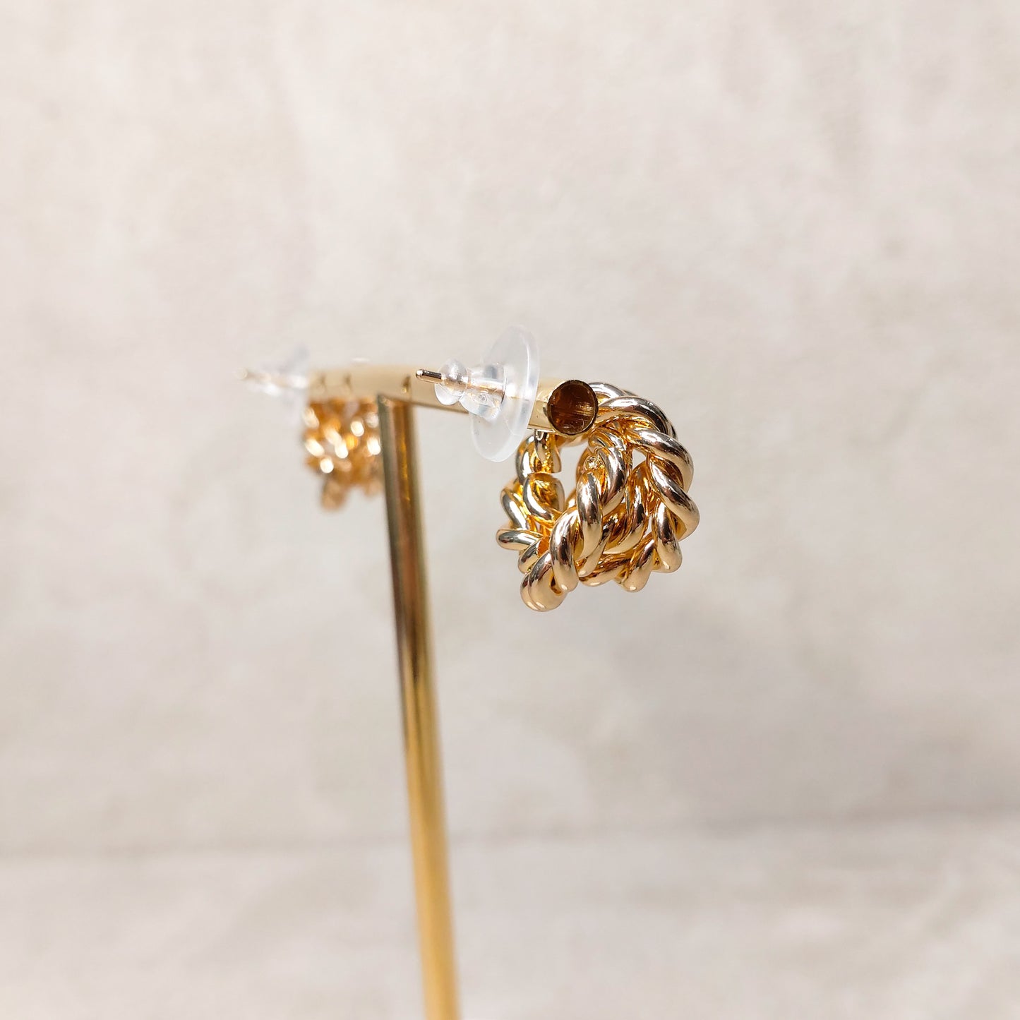 Brinco pequeno dourado fios torcidos