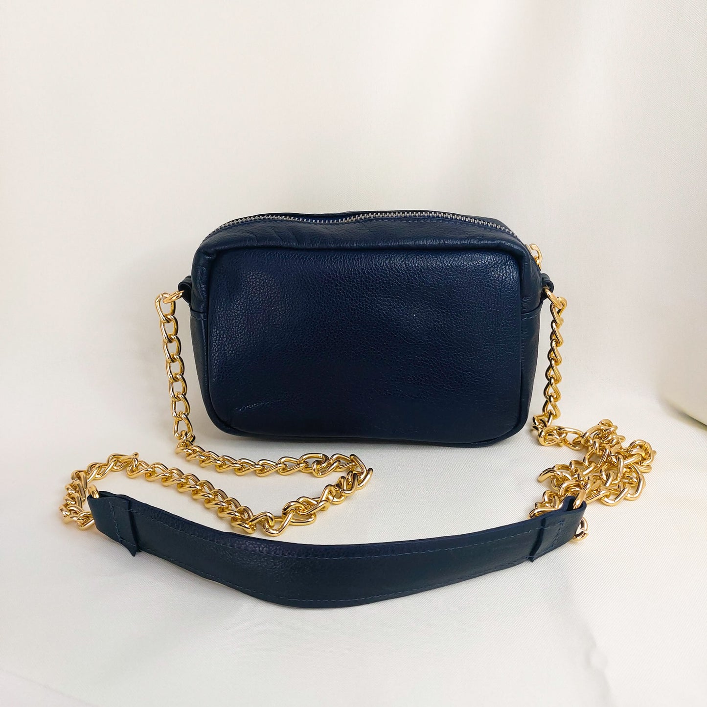 Bolsa couro azul marinho com detalhe dourado