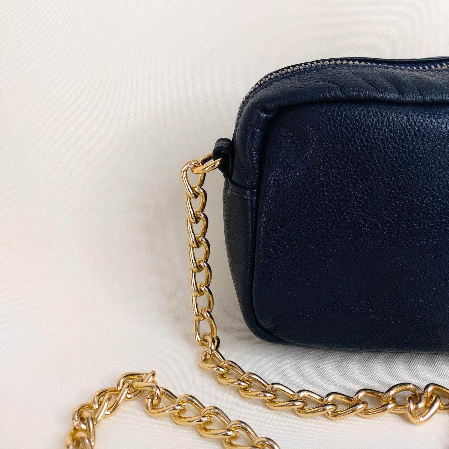 Bolsa couro azul marinho com detalhe dourado
