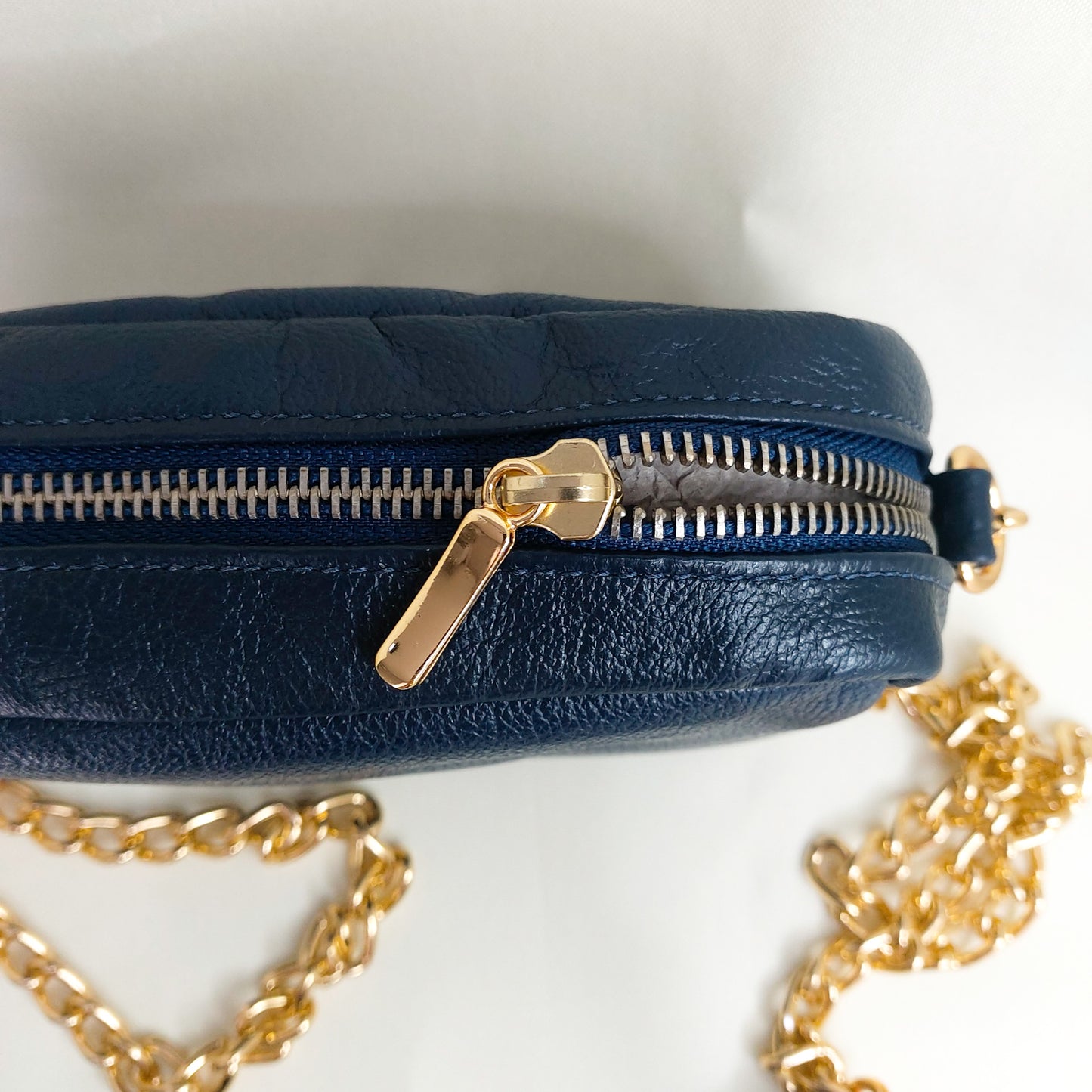 Bolsa couro azul marinho com detalhe dourado