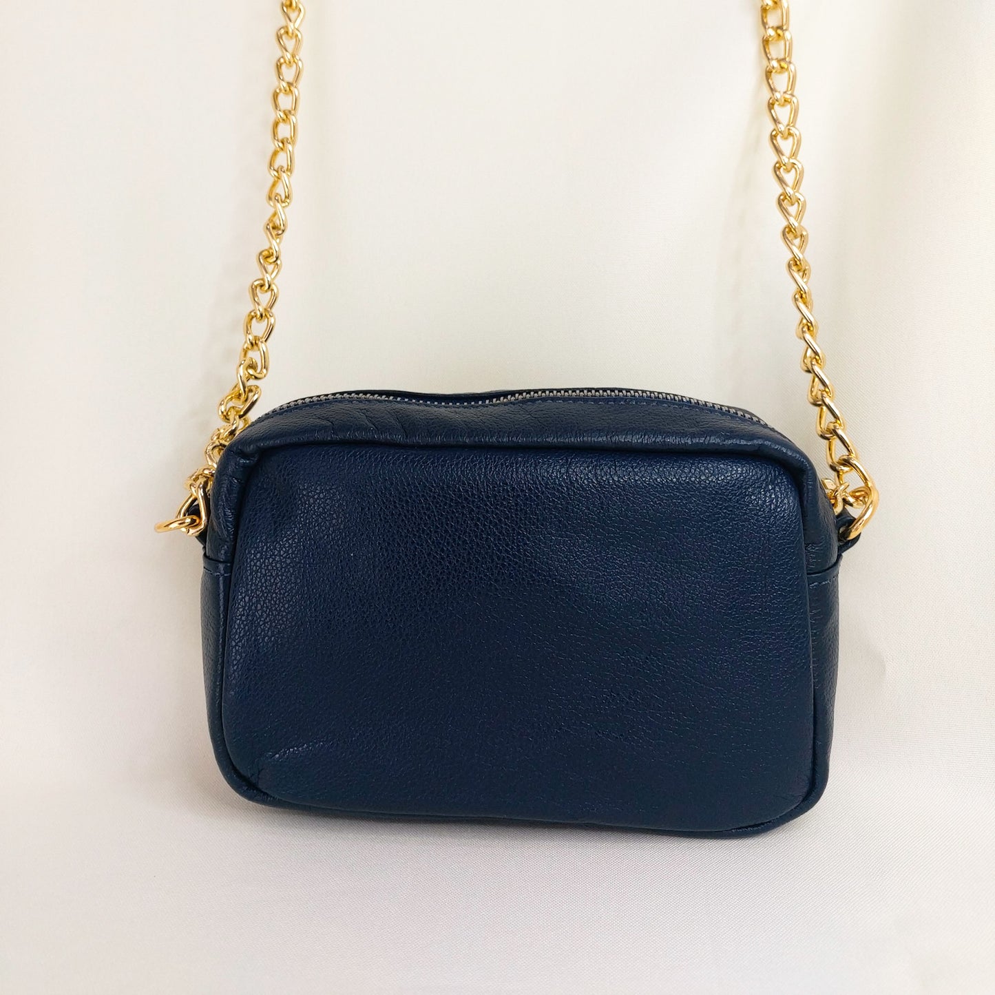 Bolsa couro azul marinho com detalhe dourado