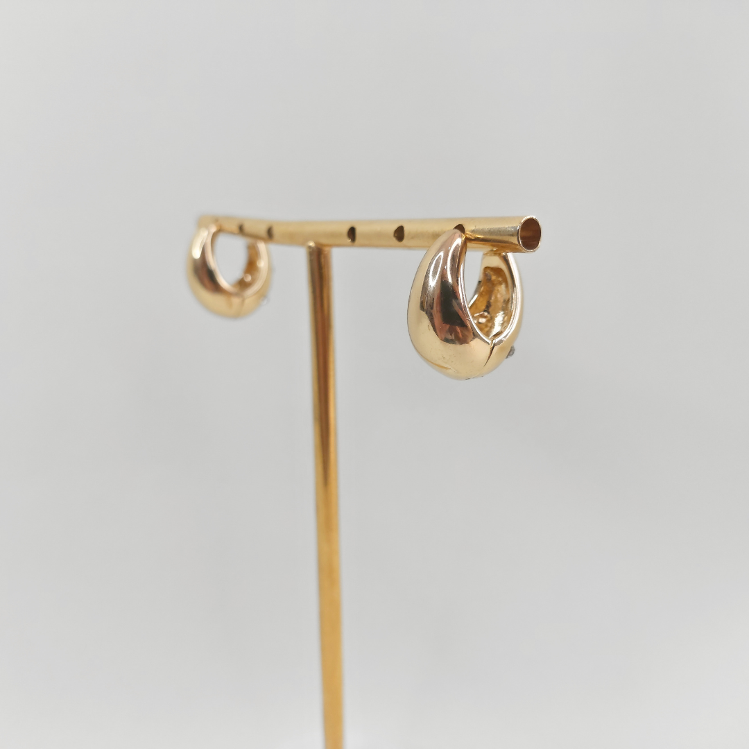 Brinco argola pequeno dourado com zircônias
