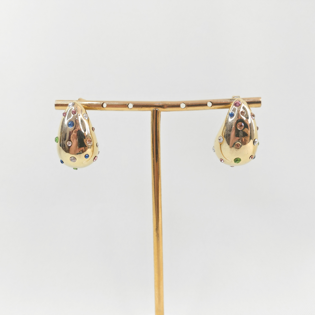 Brinco gota dourado com pedrarias coloridas