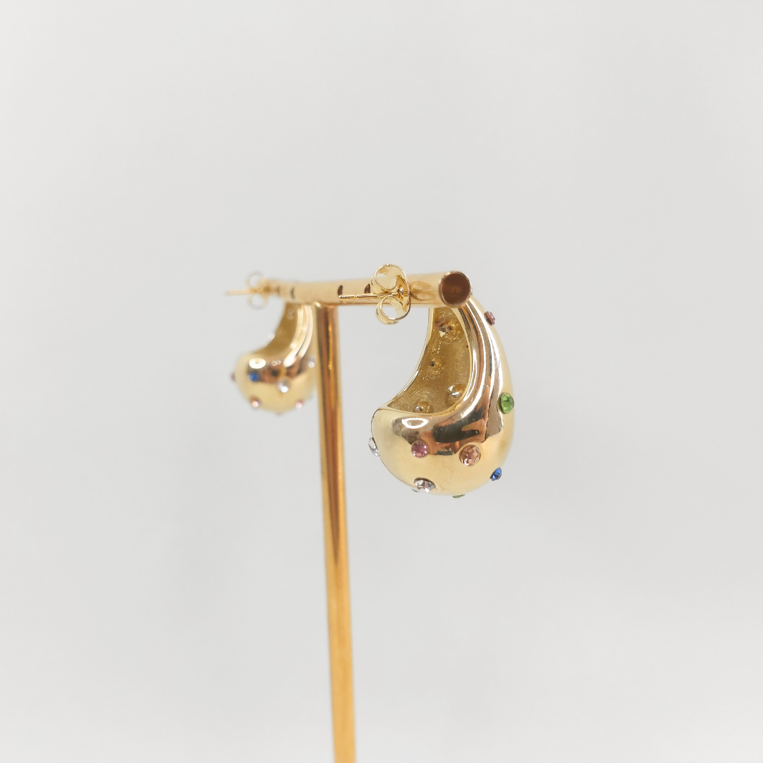 Brinco gota dourado com pedrarias coloridas