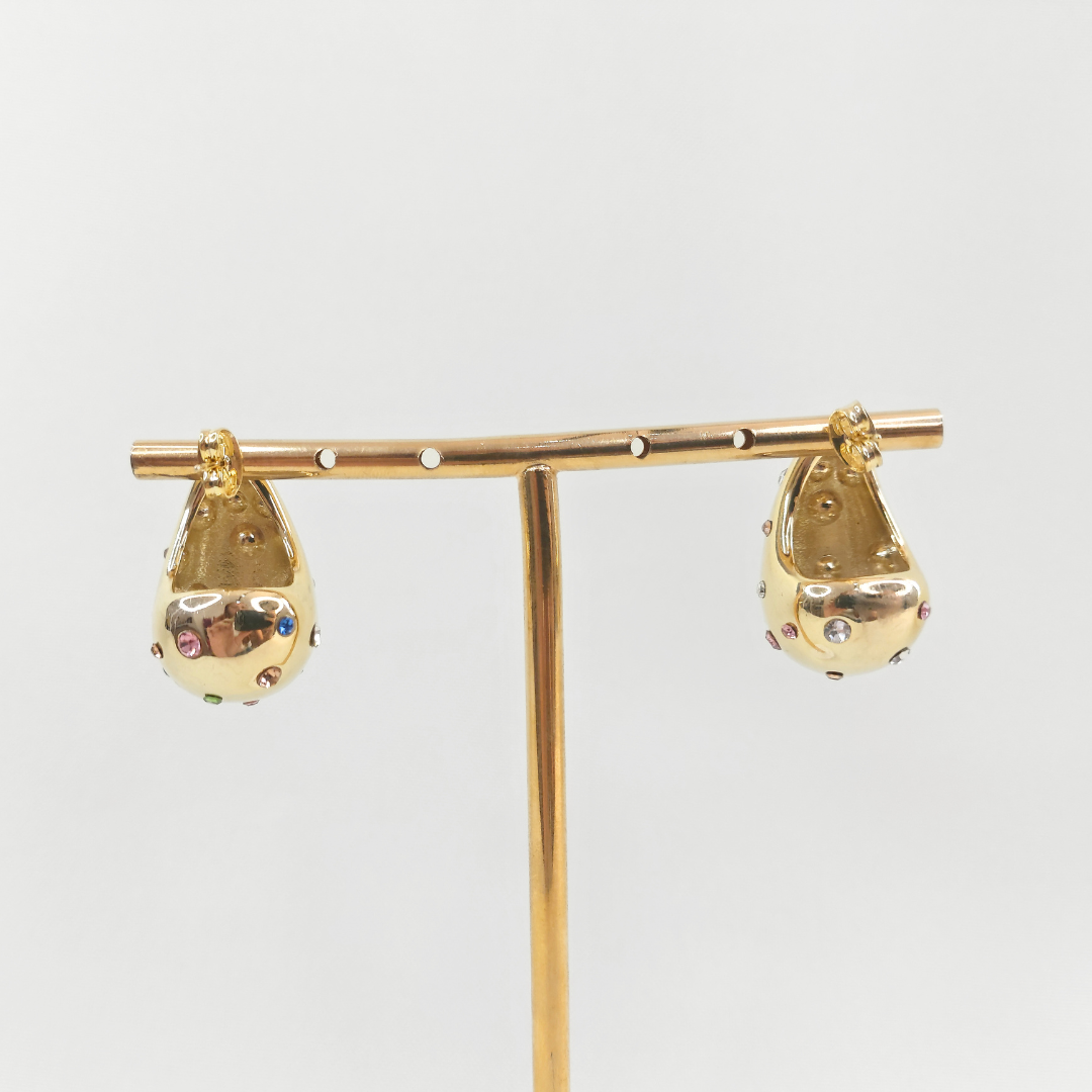 Brinco gota dourado com pedrarias coloridas