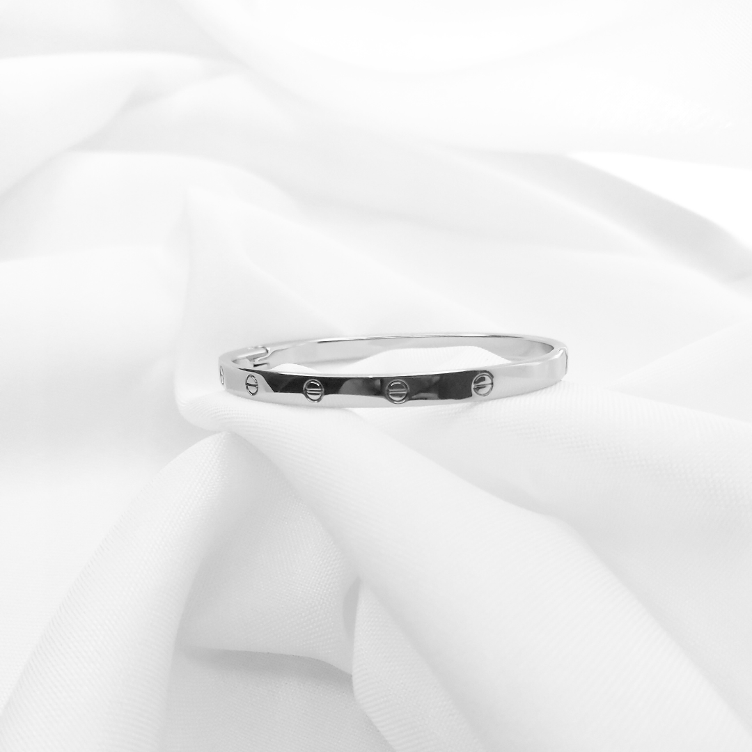 Bracelete prata liso com detalhes
