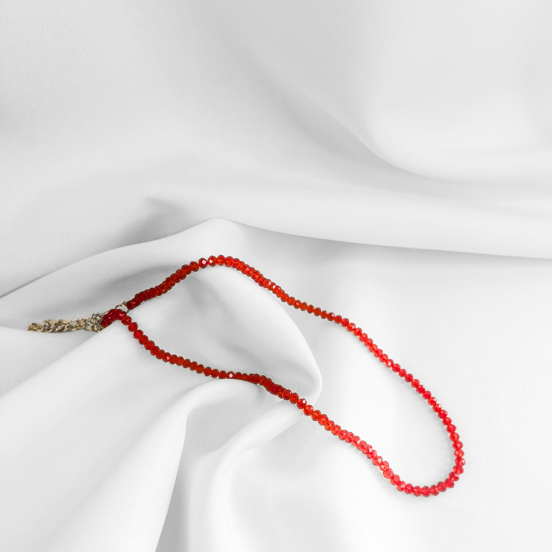 Colar de miçangas vermelho