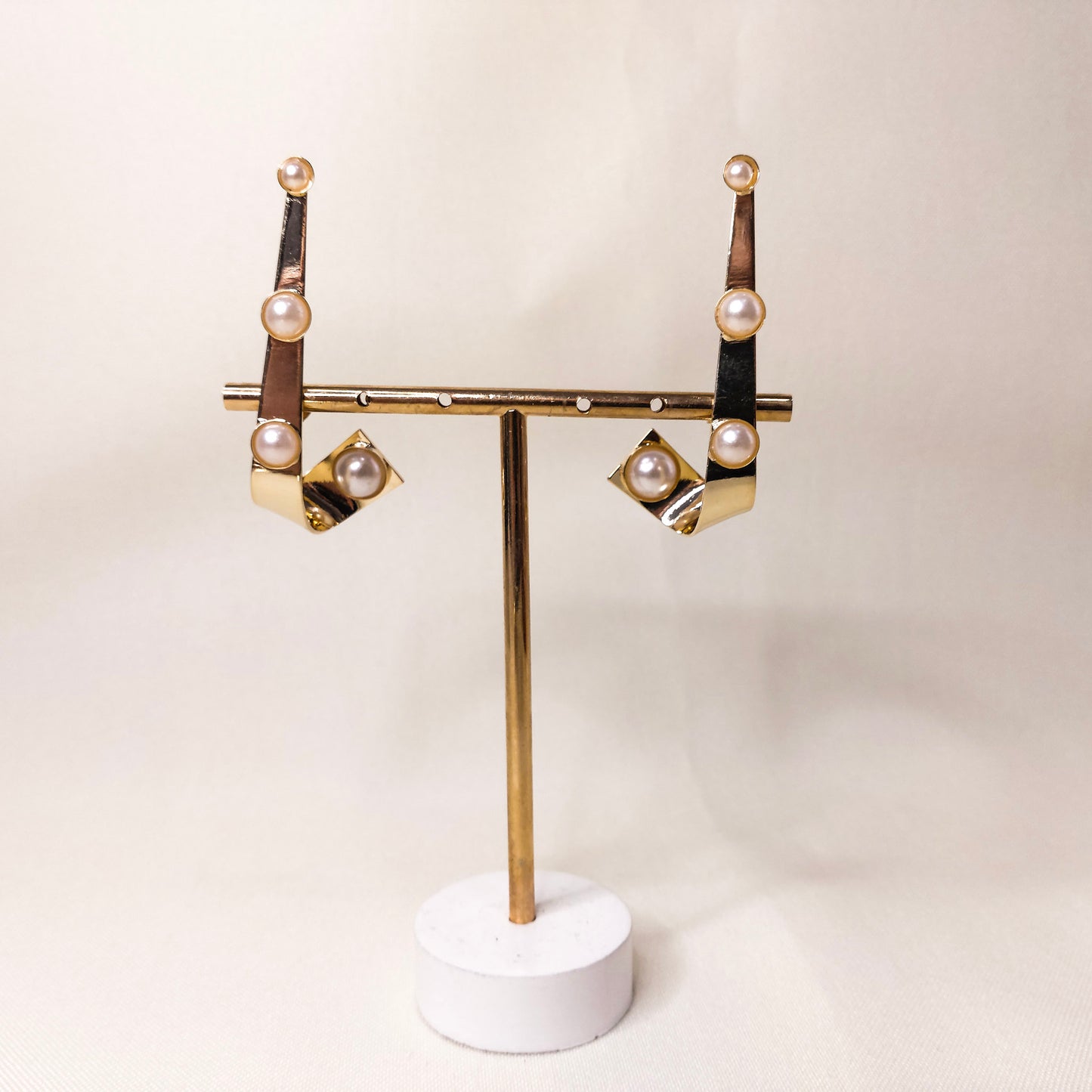 Brinco flecha dourado com perolas