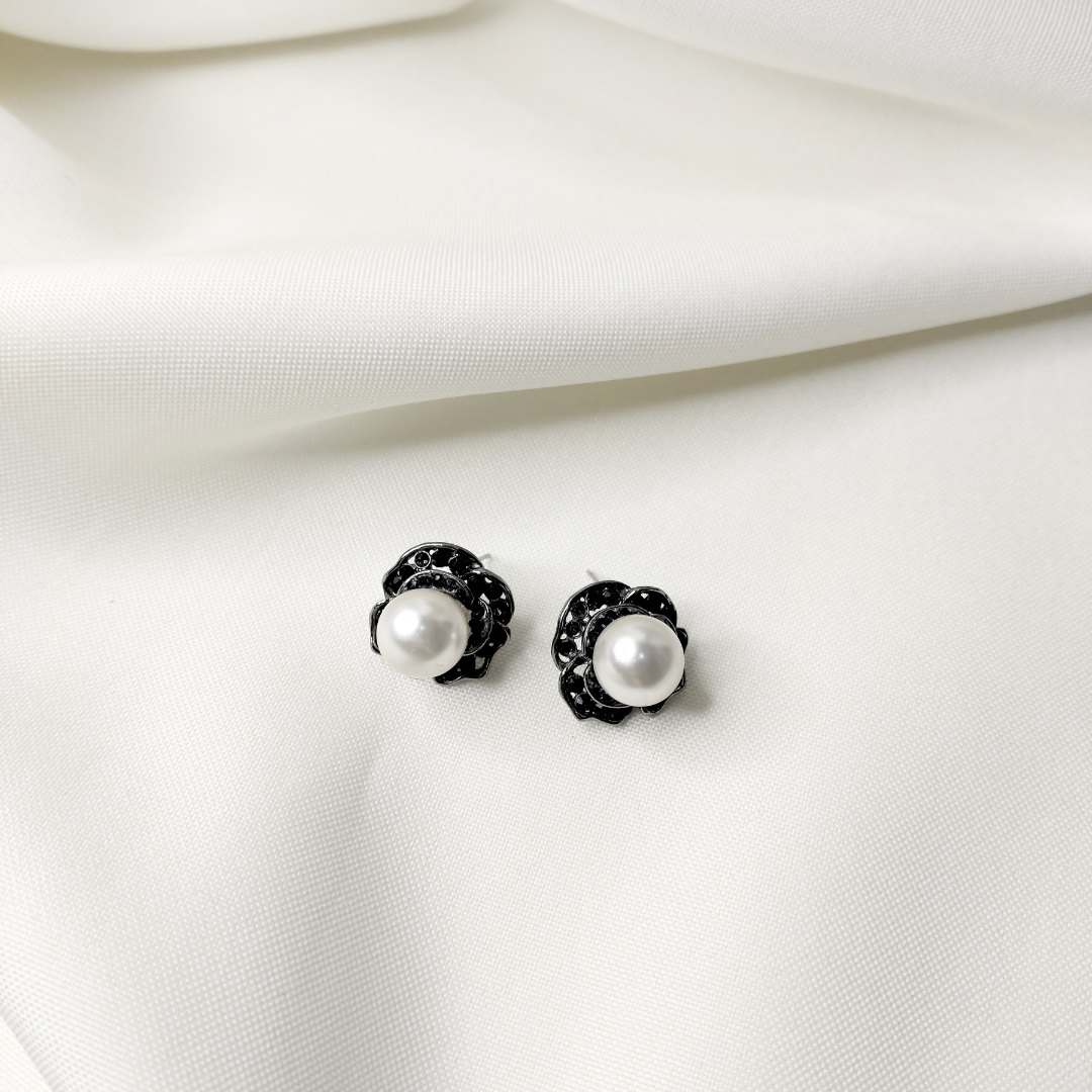 Brinco prata flor ródio negro com pérola