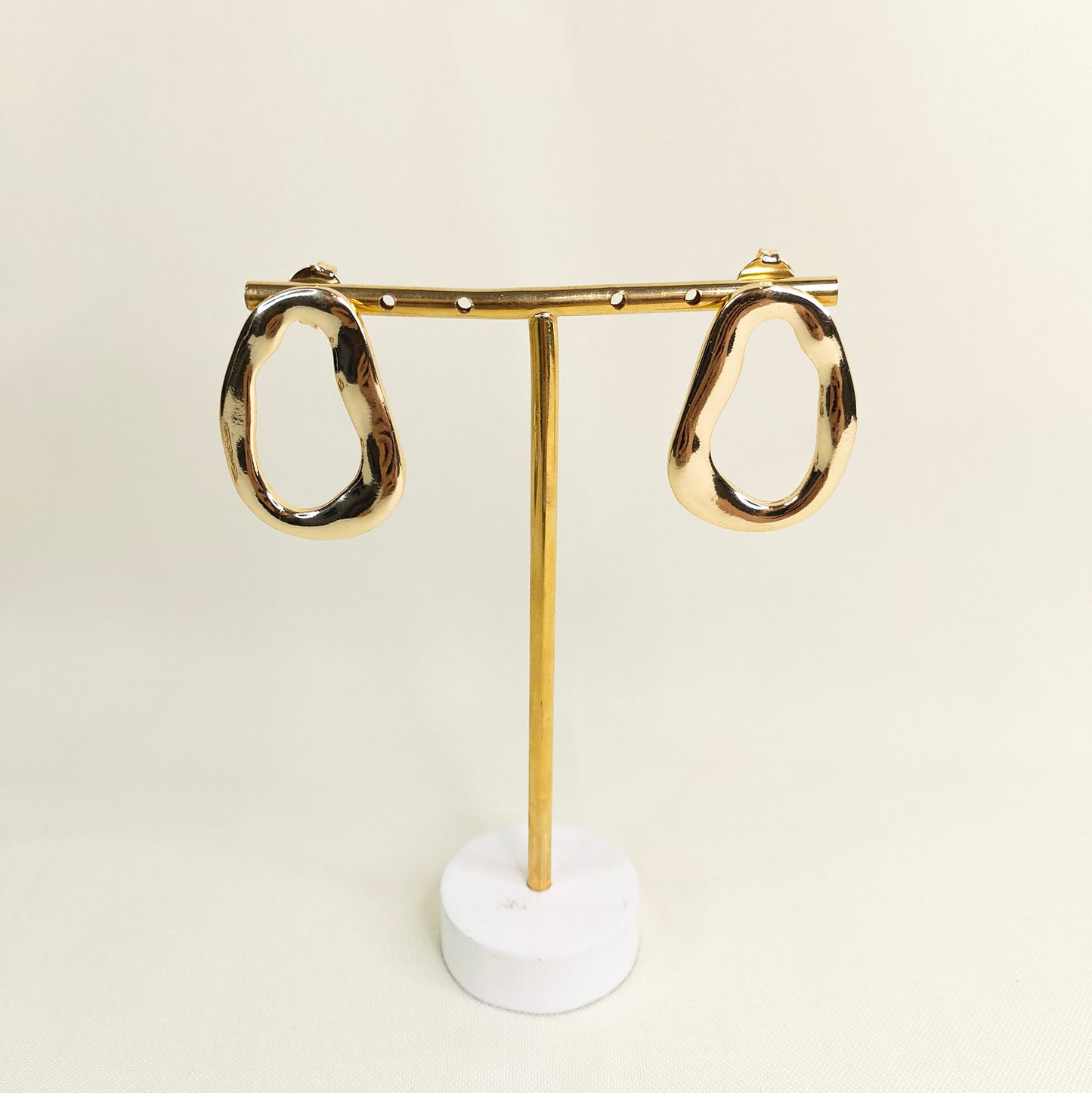 Brinco vazado formas dourado