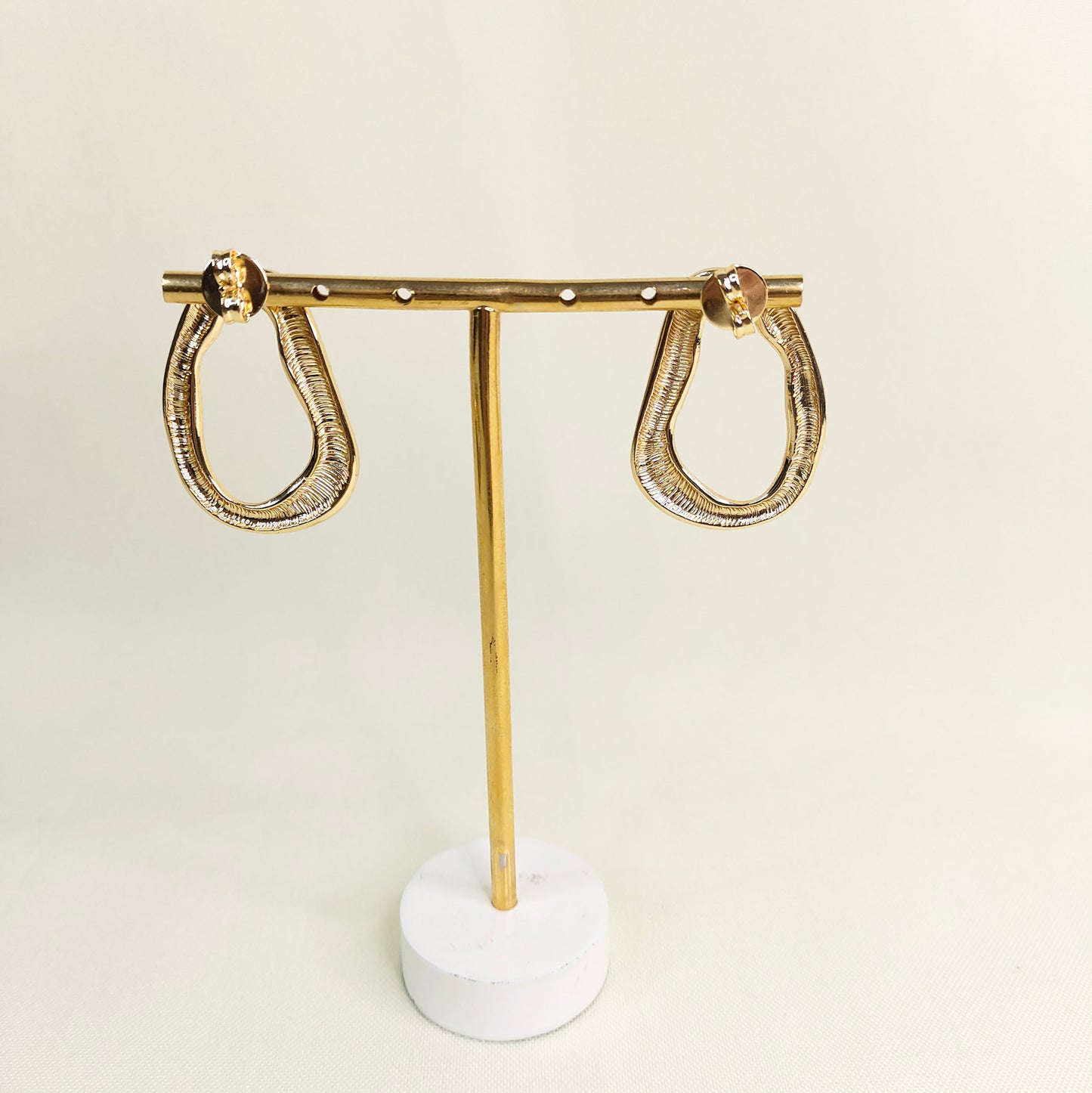 Brinco vazado formas dourado