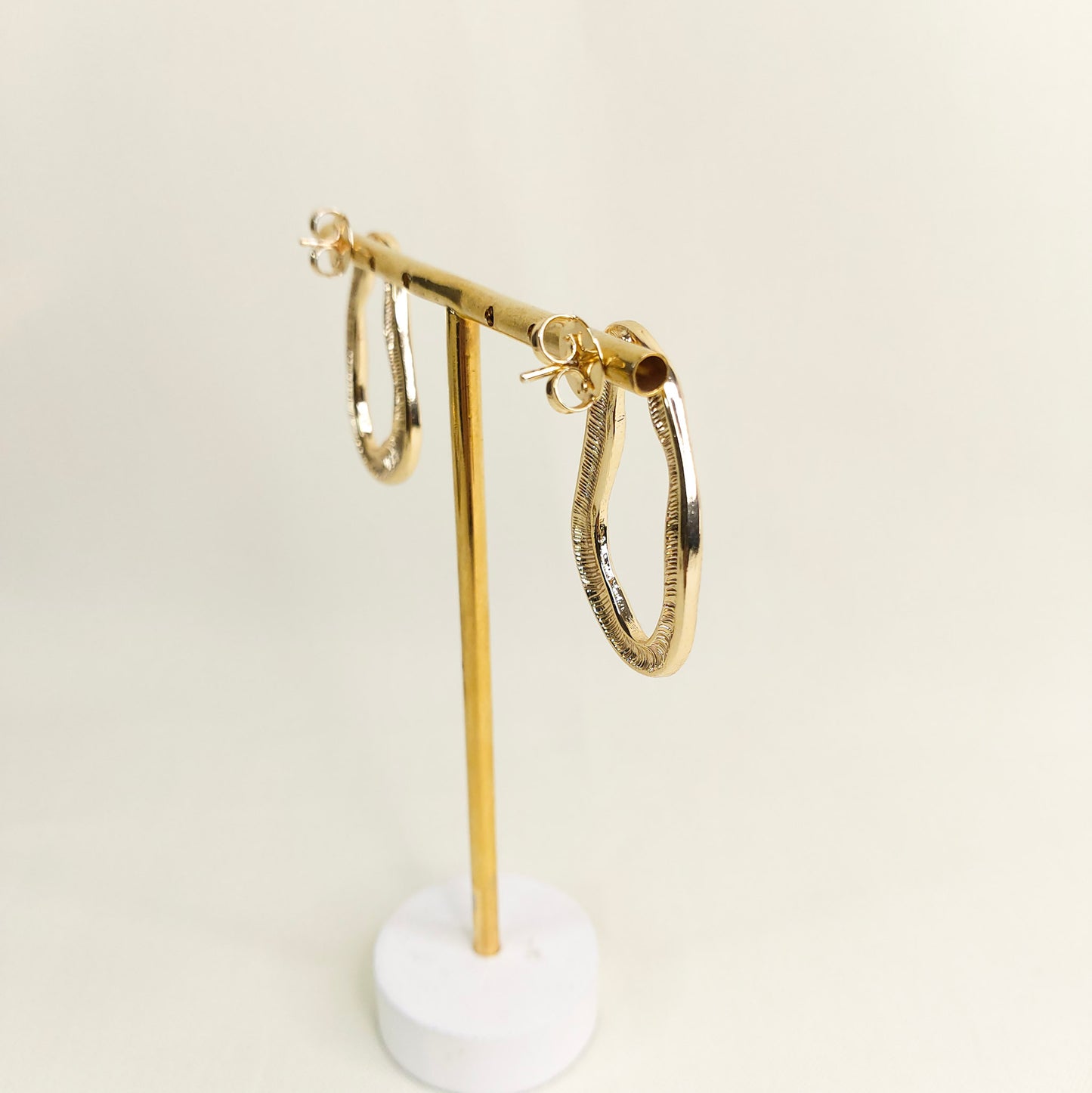 Brinco vazado formas dourado