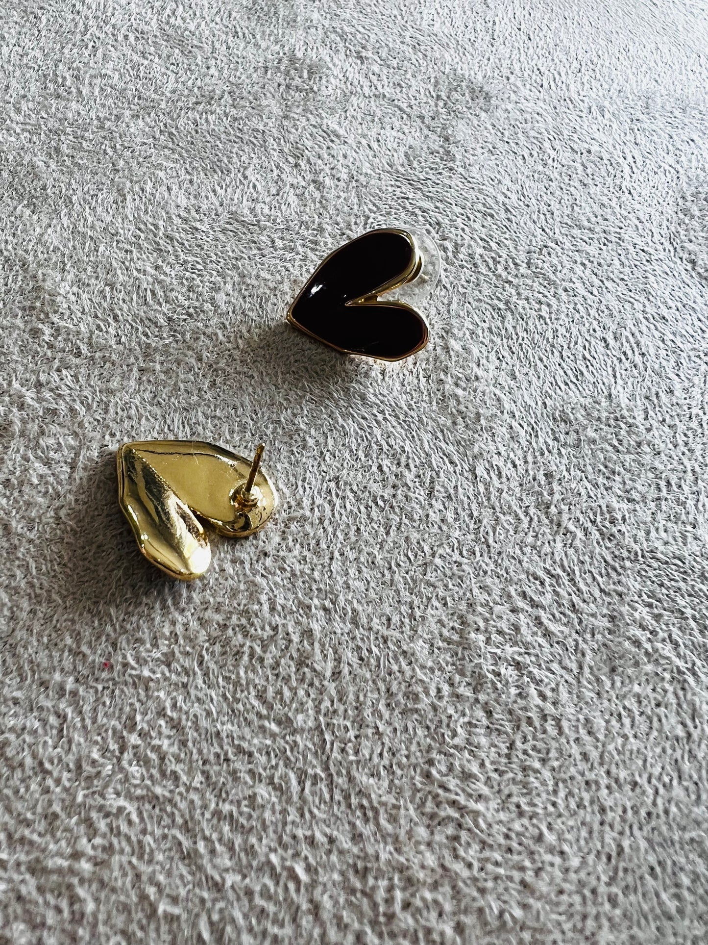 Brinco Coração Dourado Esmaltado Vermelho Pequeno