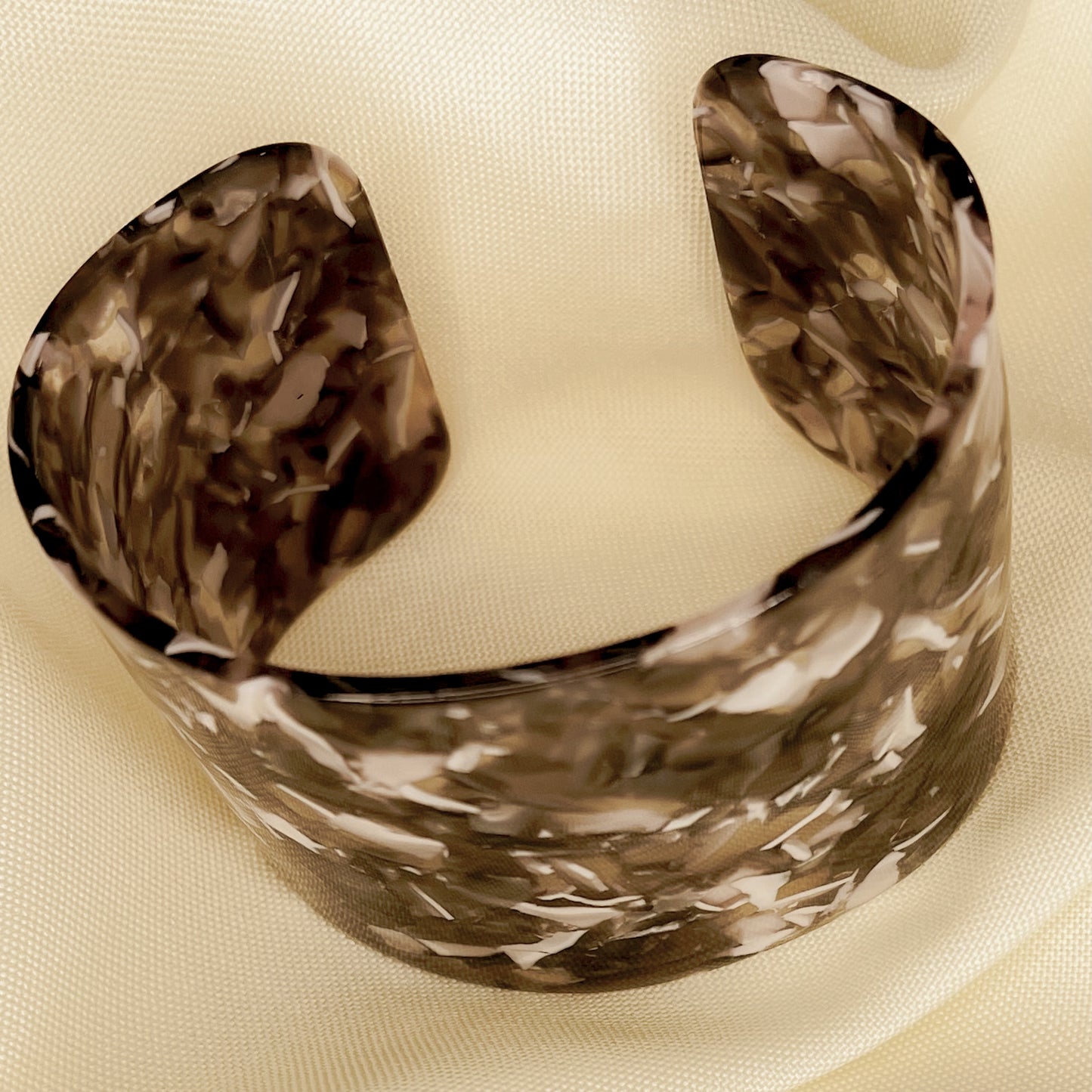 Bracelete de acrílico com tons de cinza