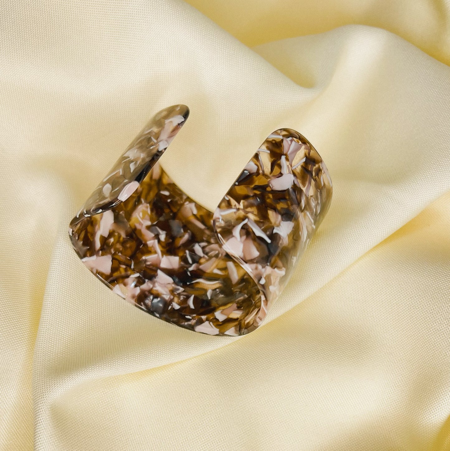 Bracelete de acrílico com tons de cinza