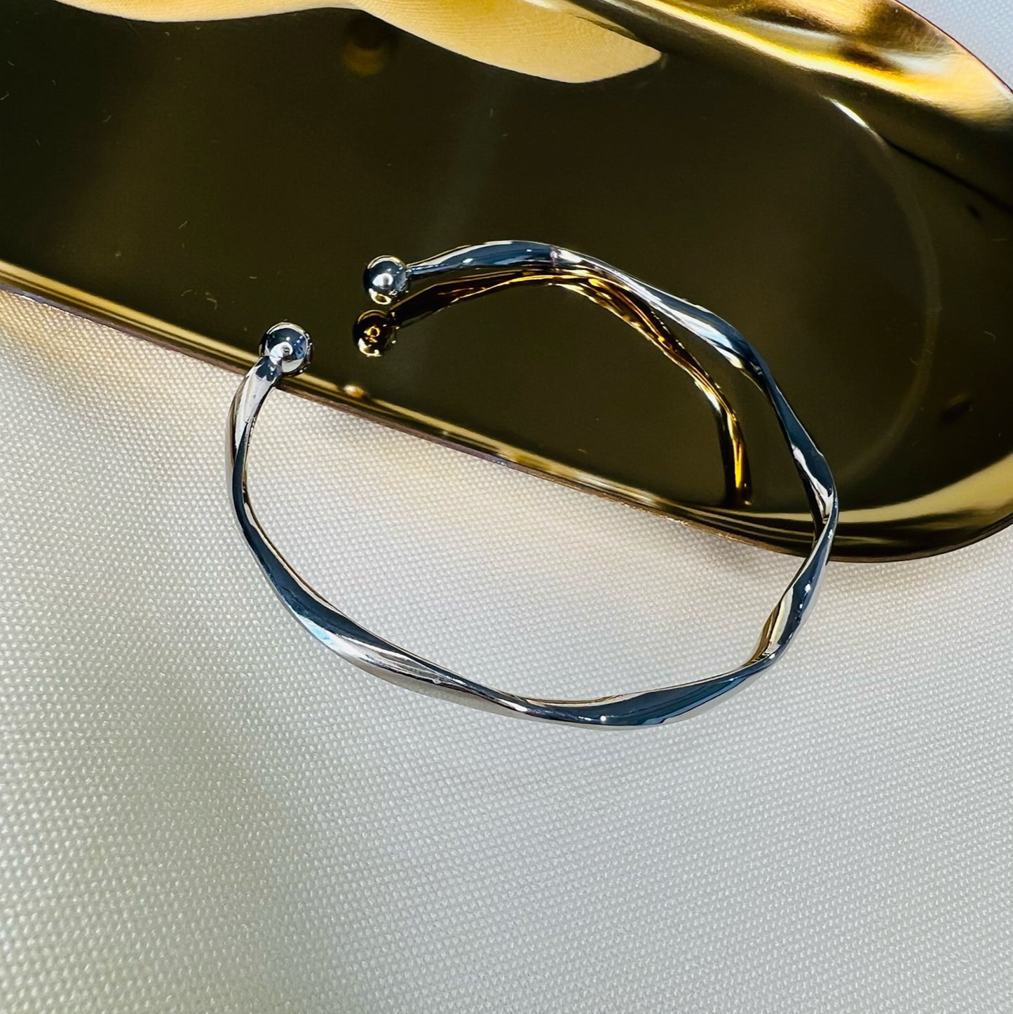 Bracelete prata ajustável efeito torção simples