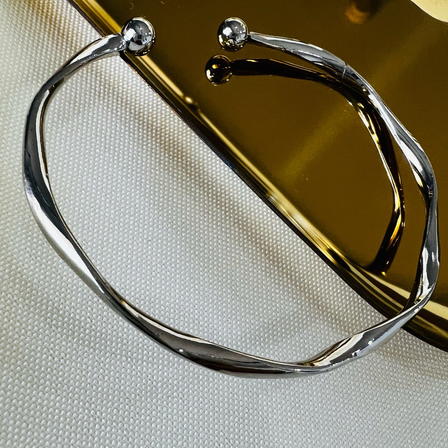 Bracelete prata ajustável efeito torção simples