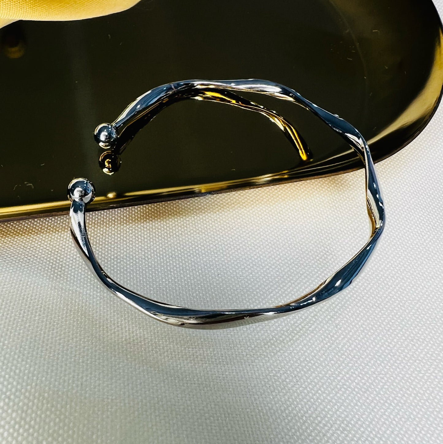 Bracelete prata ajustável efeito torção simples