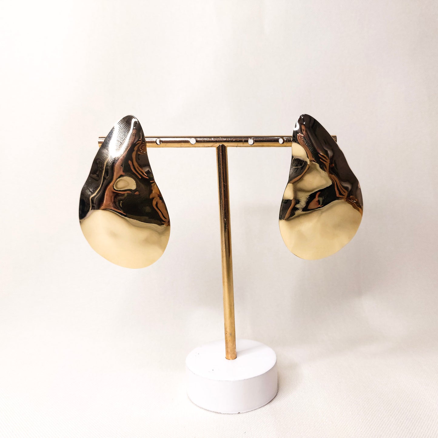Brinco tipo gota dourado com textura