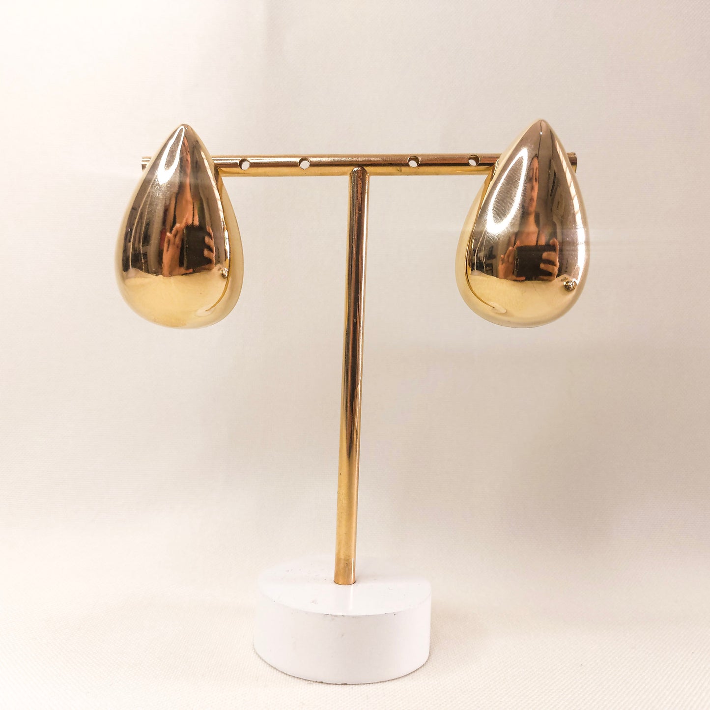 Brinco tipo gota dourado super leve