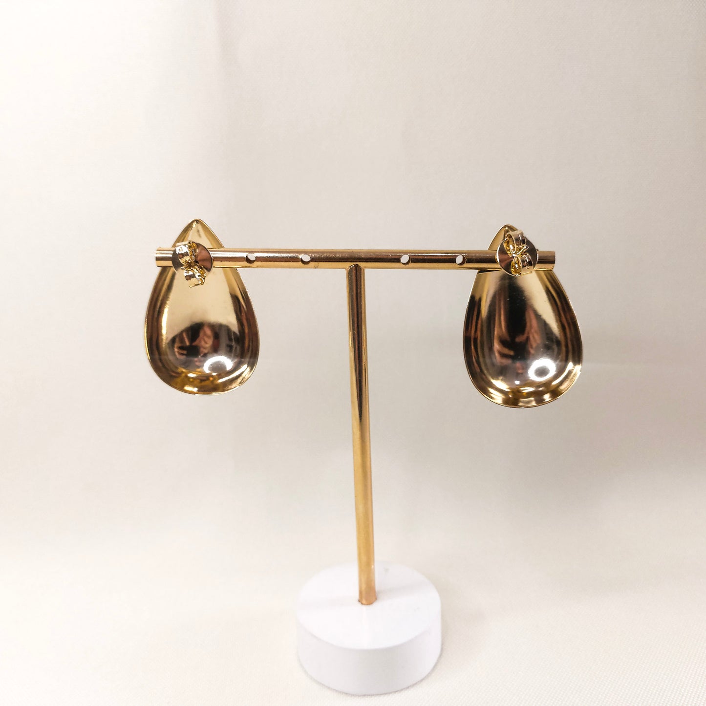 Brinco tipo gota dourado super leve