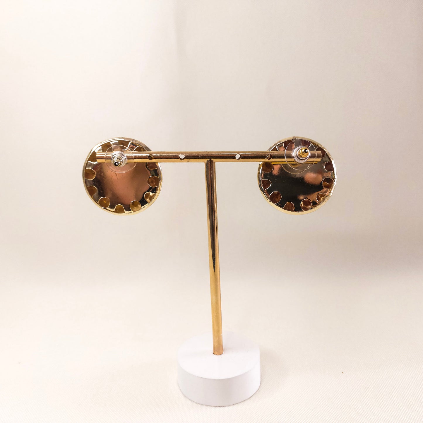 Brinco meio botão dourado super leve com textura