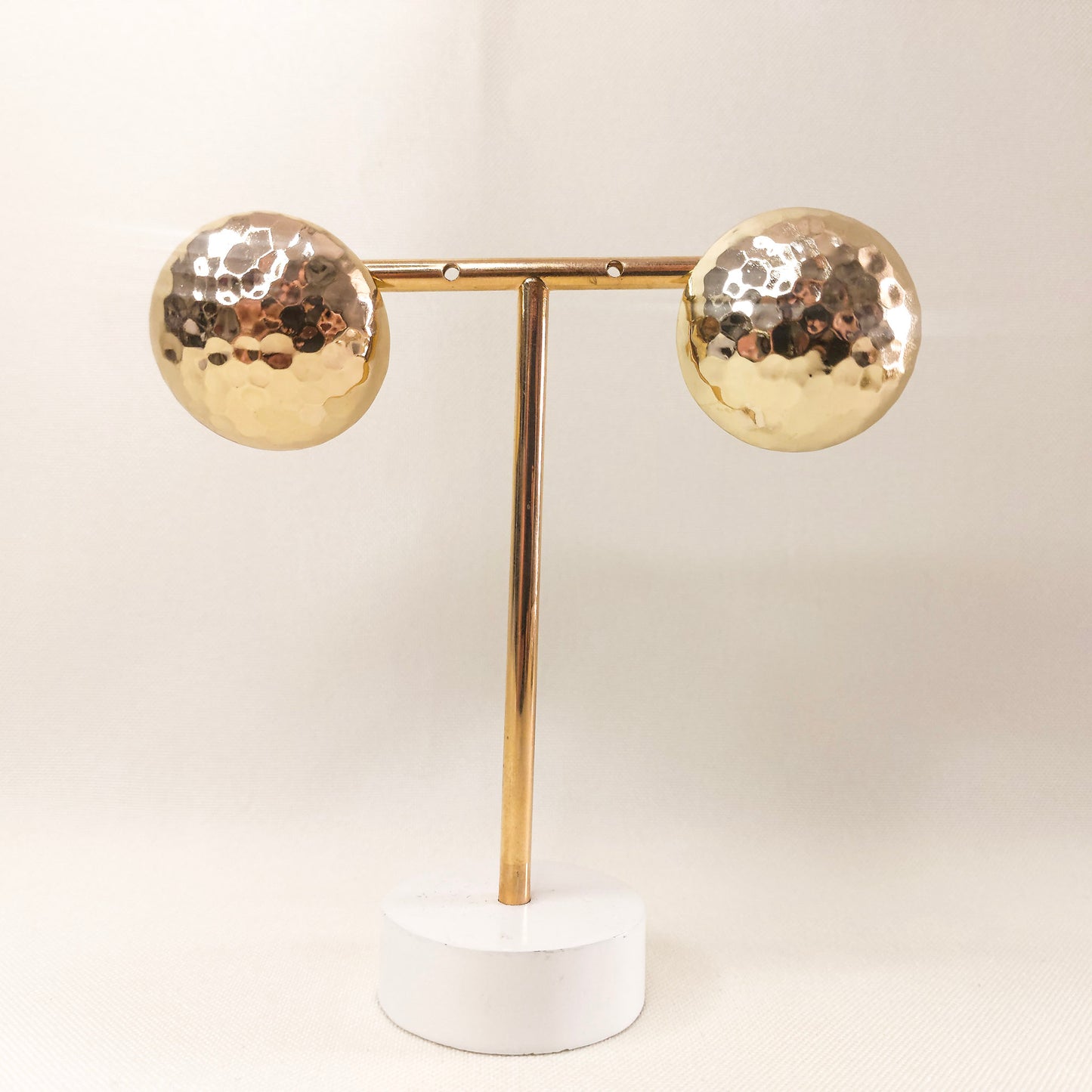 Brinco meio botão dourado super leve com textura