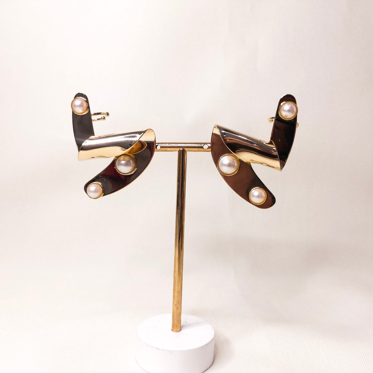 Brinco dourado com pérola zigzag