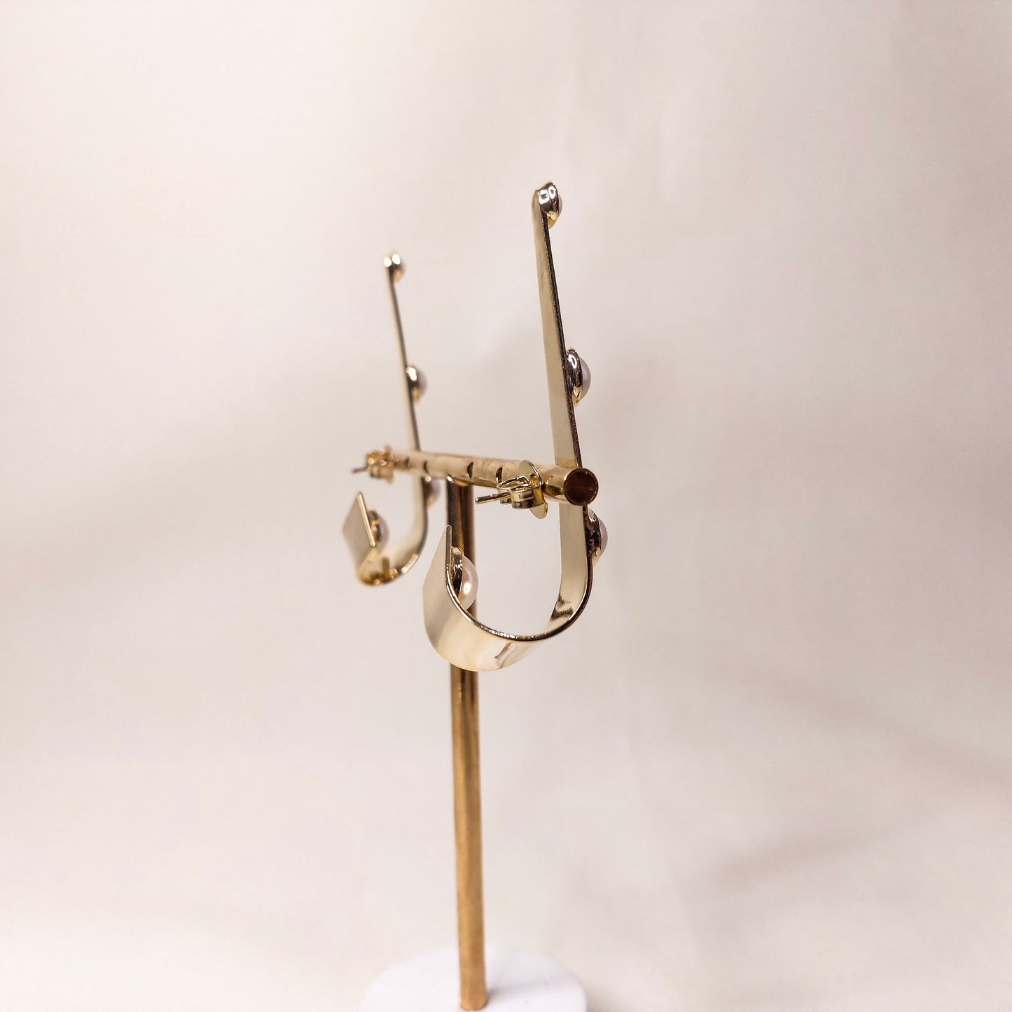 Brinco flecha dourado com perolas