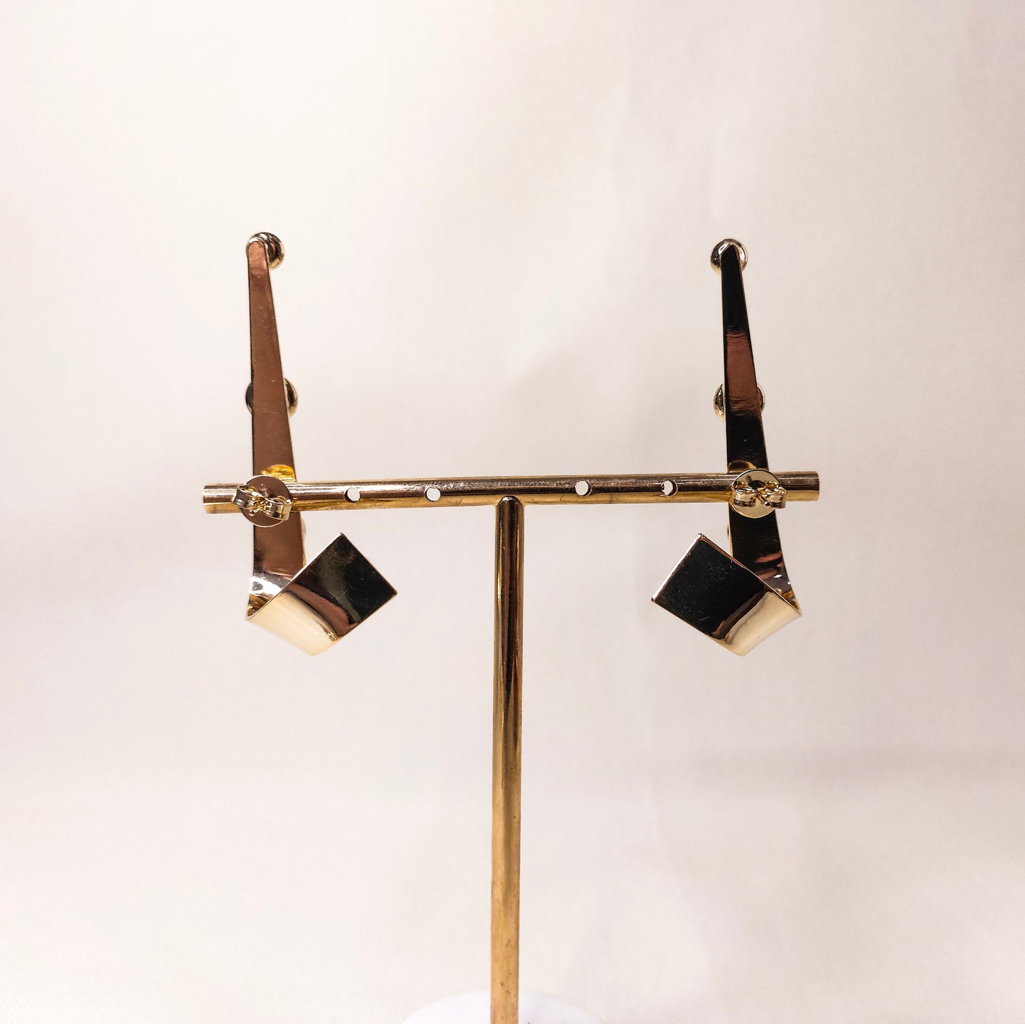 Brinco flecha dourado com perolas