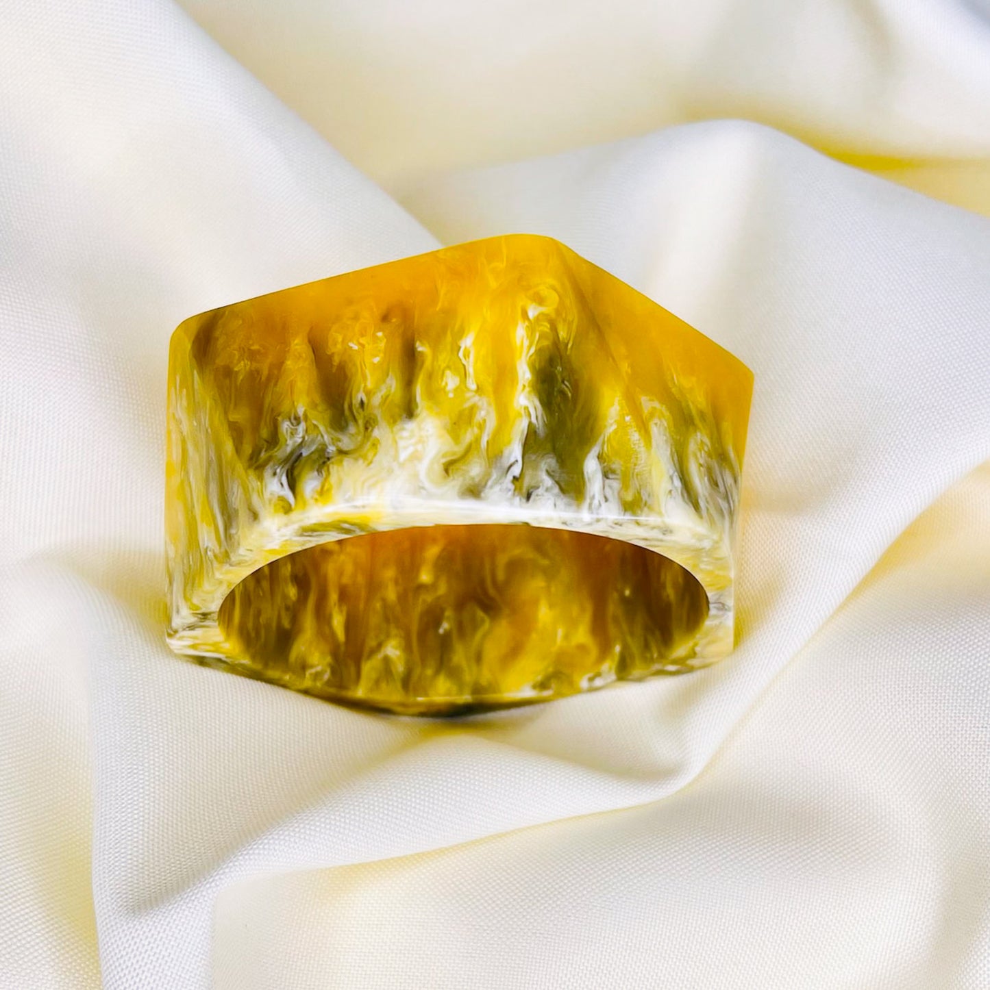 Bracelete de resina geométrico amarelo e cinza
