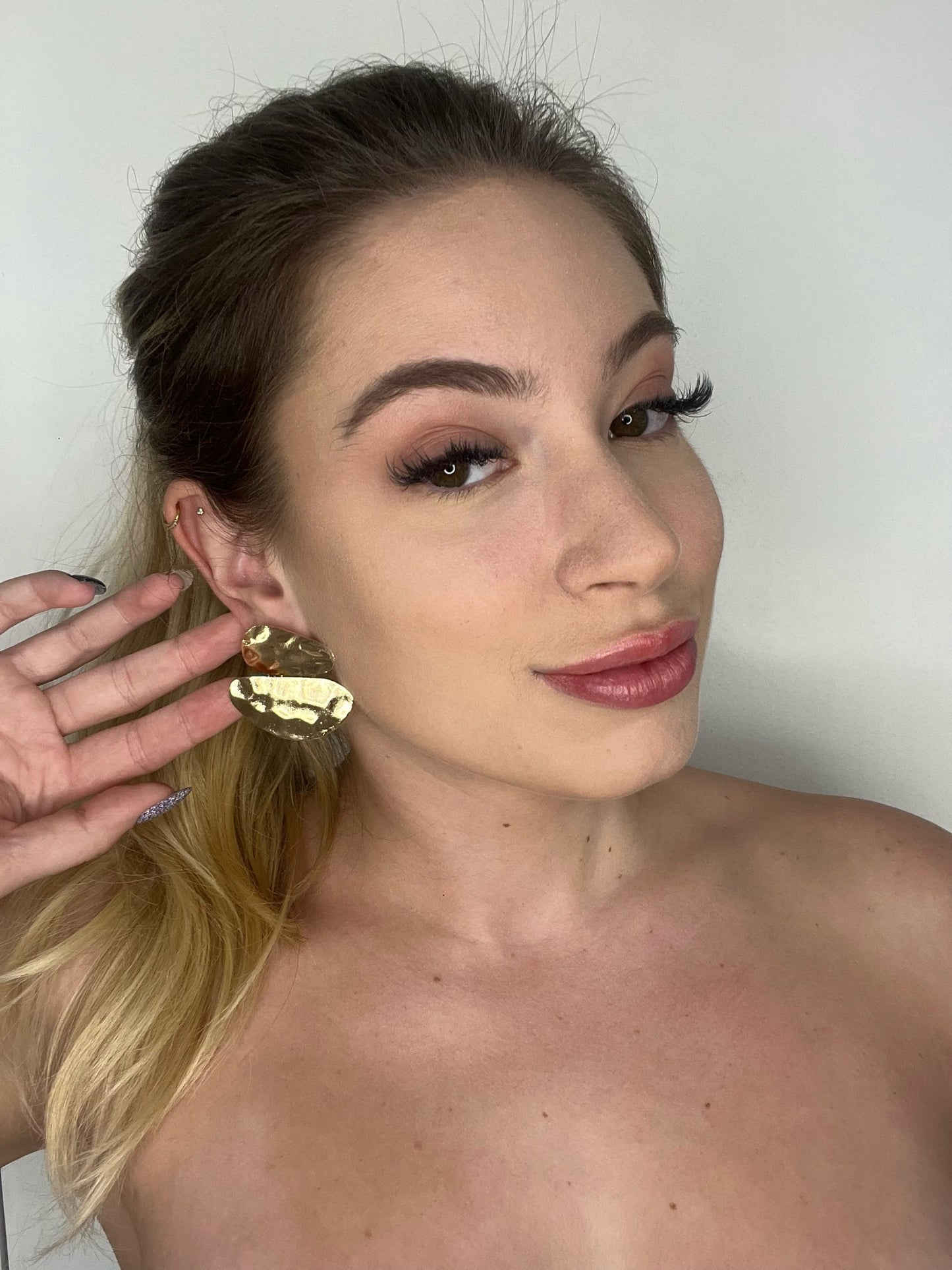Brinco Dourado com Relevo Duas Formas