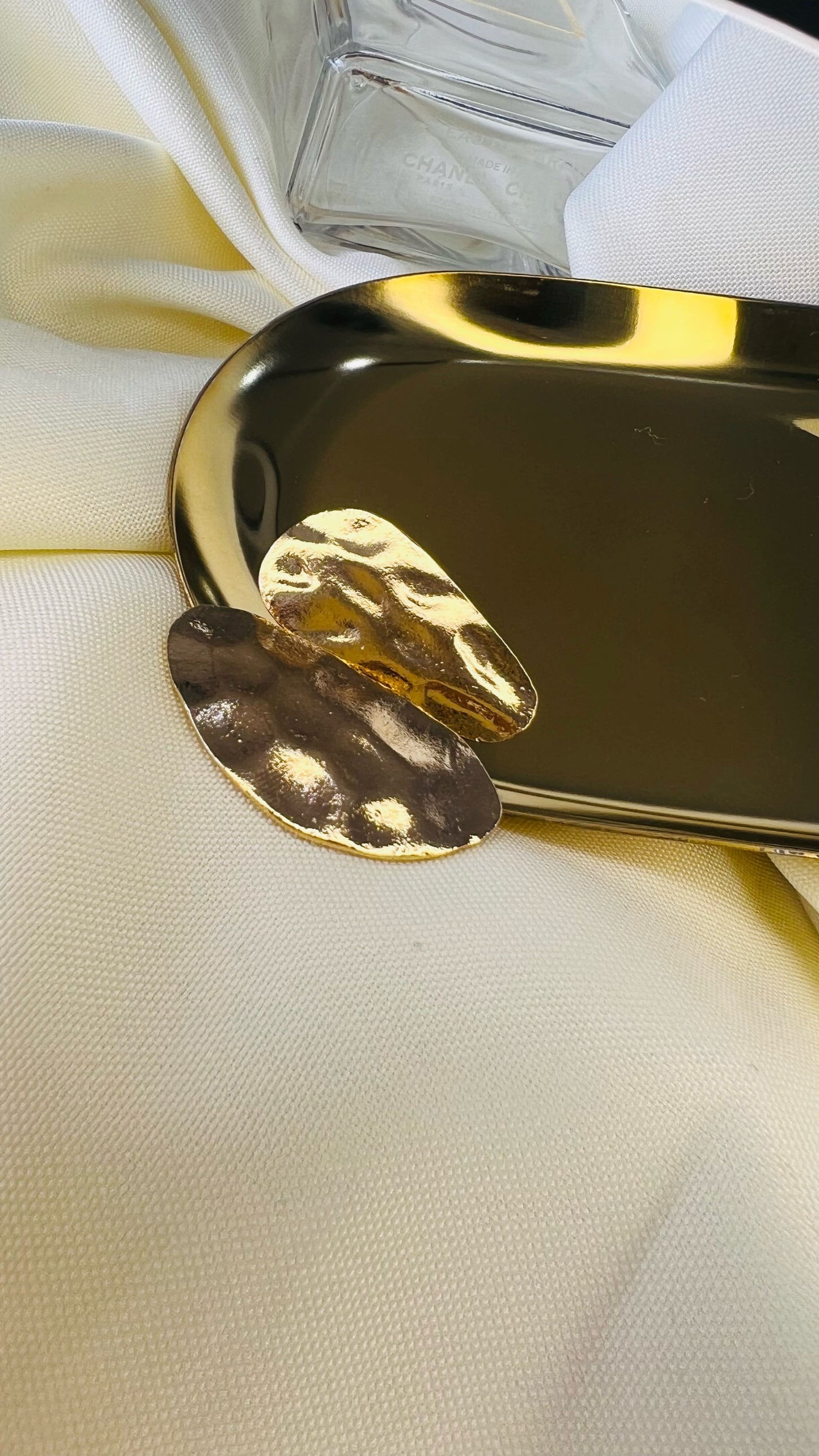 Brinco Dourado com Relevo Duas Formas