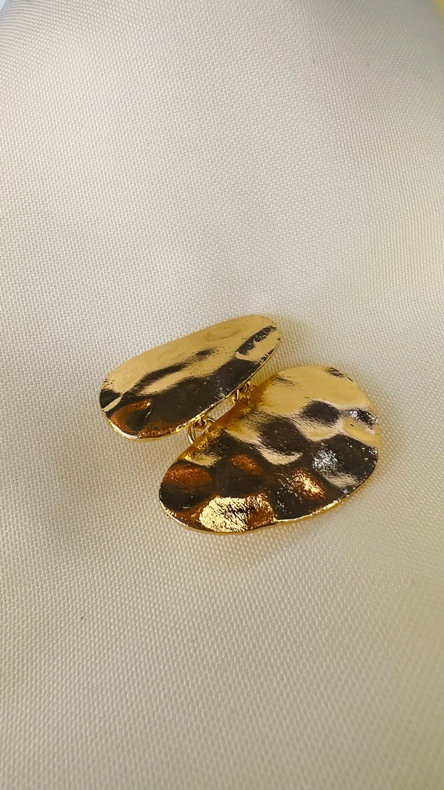 Brinco Dourado com Relevo Duas Formas