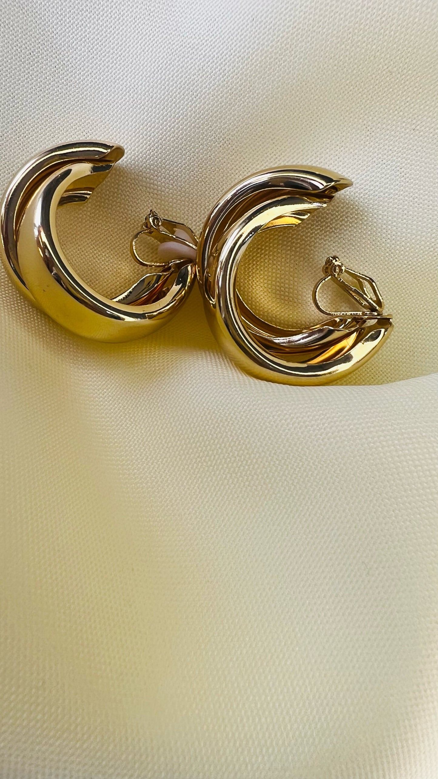 Brinco Dourado de Pressão Duas Semi Argolas