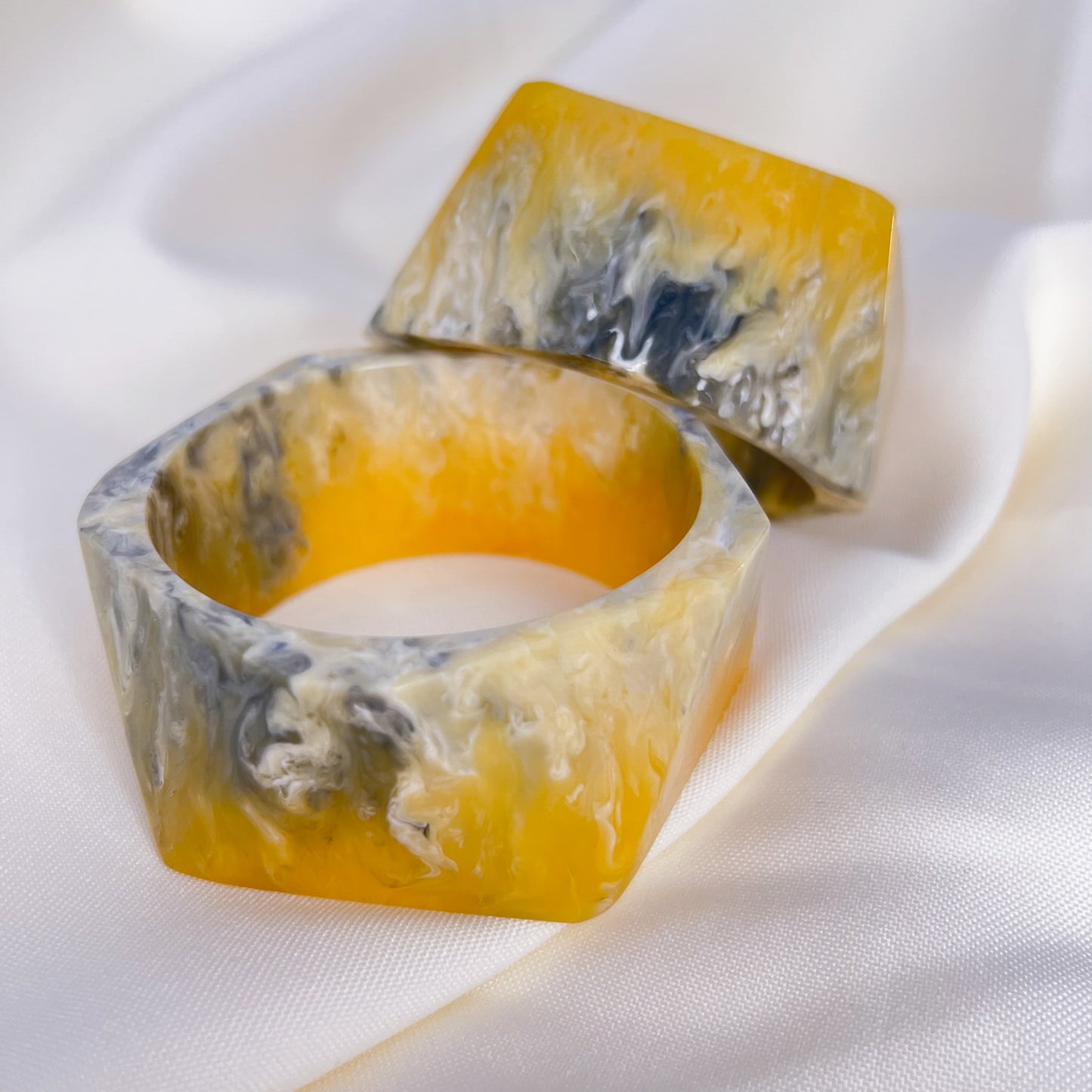 Bracelete de resina geométrico amarelo e cinza