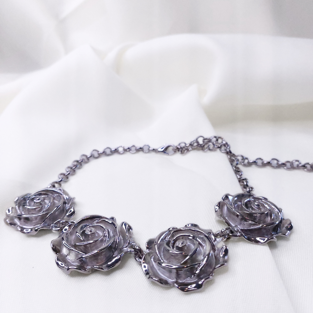 Chocker flor camélia prata