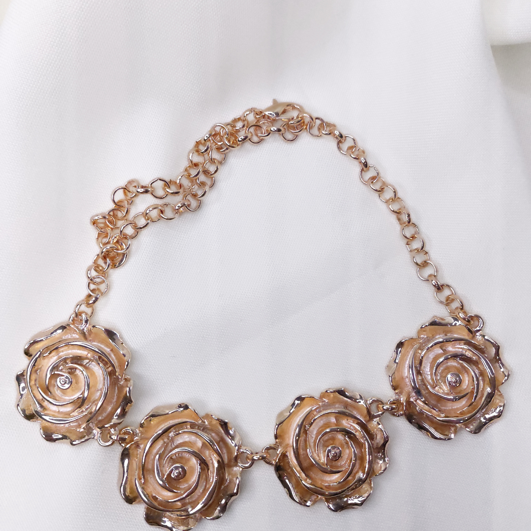 Chocker flor camélia dourado